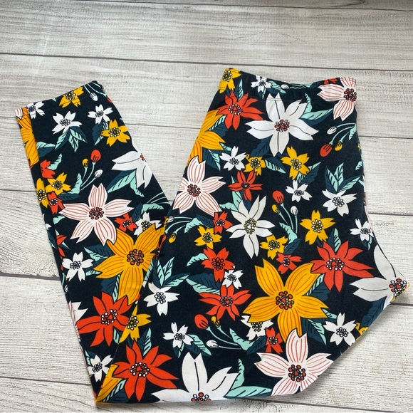 Nike women’s Floral workout Leggings - blue , Red, orange, yellow White floral - Picture 3 of 9